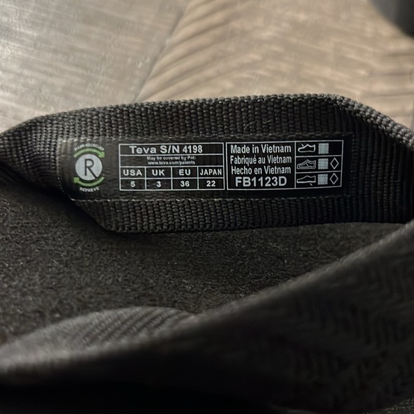 Womens black Teva flip flops - Picture 6 of 6